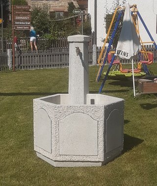Betonwerk Sprenger Brunnen und Wassertröge aus Beton 4