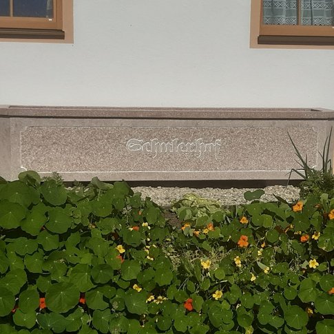 Betonwerk Sprenger Blumentrog aus Beton 2